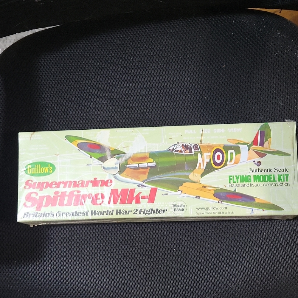 Vintage Guillow's Supermarine Spitfire Mk-I Kids Flying Model Kit - Green NEW